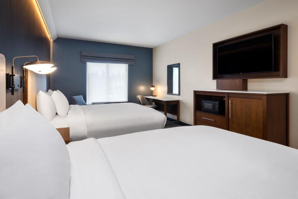 Courtyard by Marriott Seattle SeaTac Airport - Tap to explore photos
