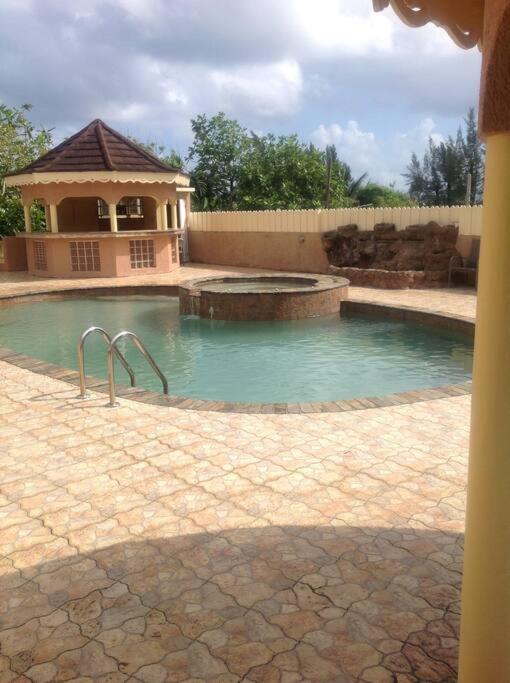 Outspoken villas by the sea