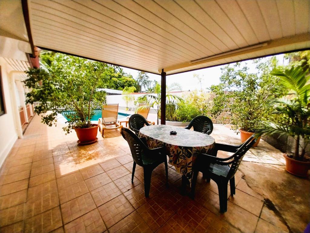 TAHITI - Vetea POOL Fare photo 1