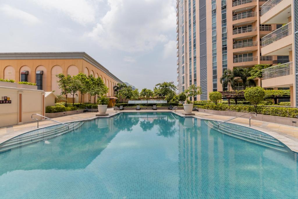Luxury Condo at Venice Mall near Airport, BGC & Makati photo 2