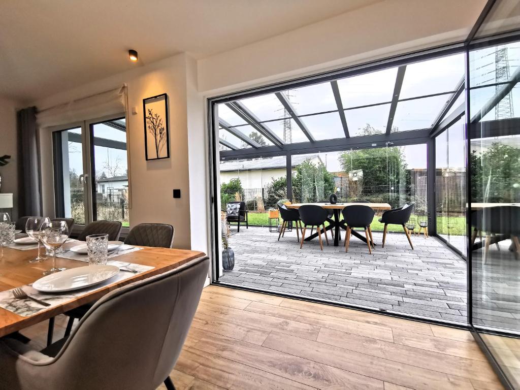 BohnApartments Luxury Villa Berlin - 210qm - Wintergarten - Kamin - 4 kostenlose Parkplätze - 6 Schlafzimmer - Neubau - Luxusausstattung photo 3