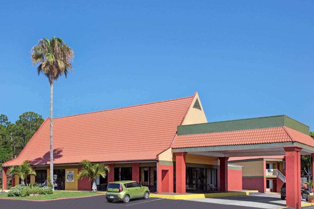 Days Inn by Wyndham Cocoa Cruiseport West At I-95/524 image