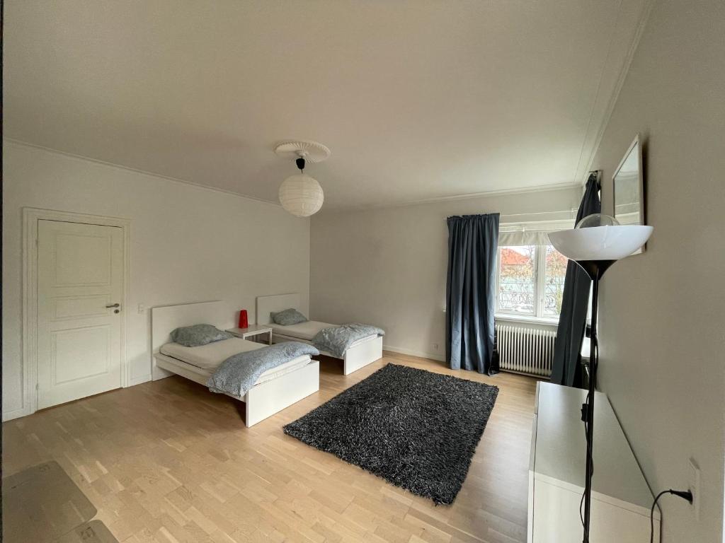 Spacious room in shared accommodation photo 3