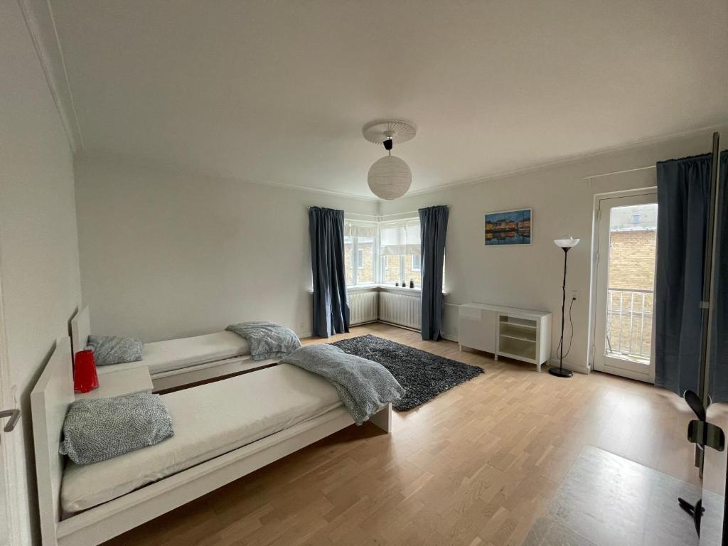 Spacious room in shared accommodation photo 2