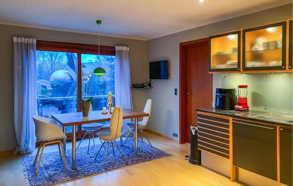 2 Bedroom Awesome Home In lesund photo 3