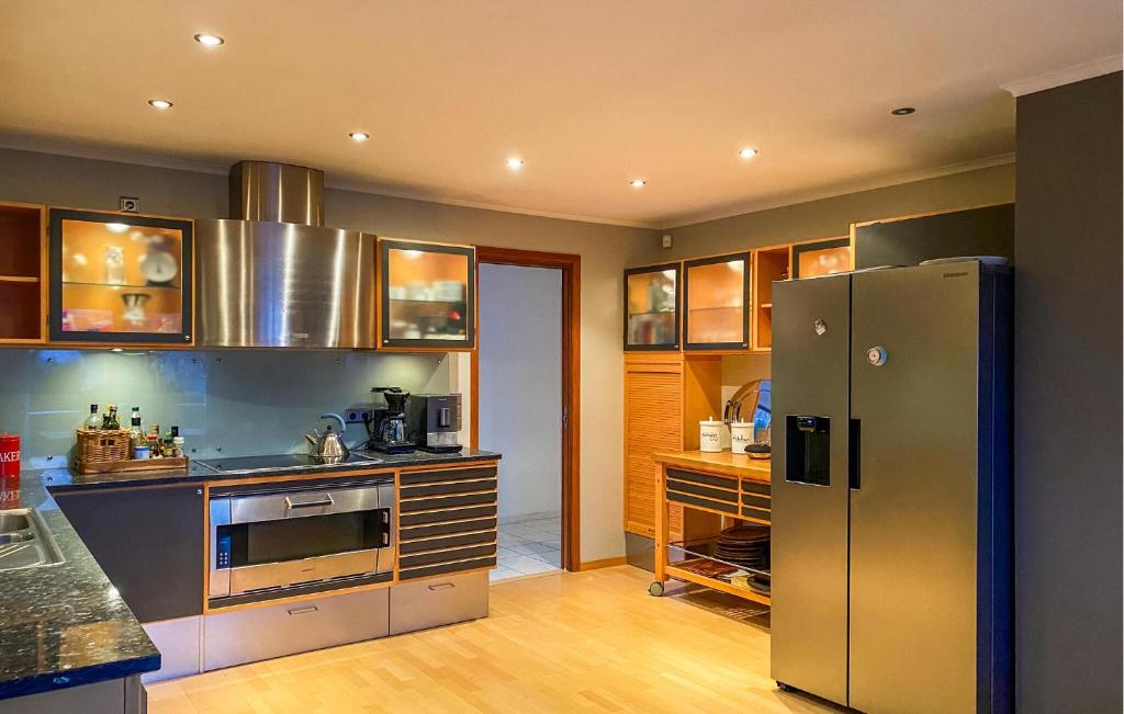 2 Bedroom Awesome Home In lesund photo 4
