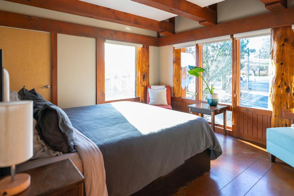 Waterfront Condo in Ucluelet photo 2
