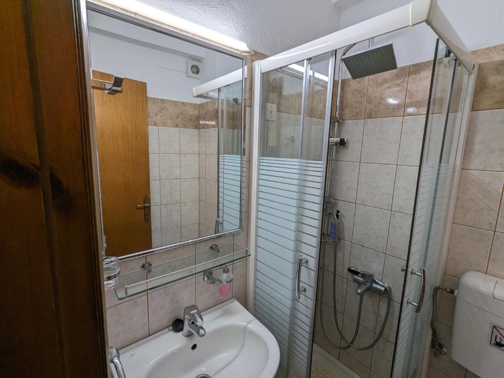 Pagaseon Rooms and Apartments photo 3