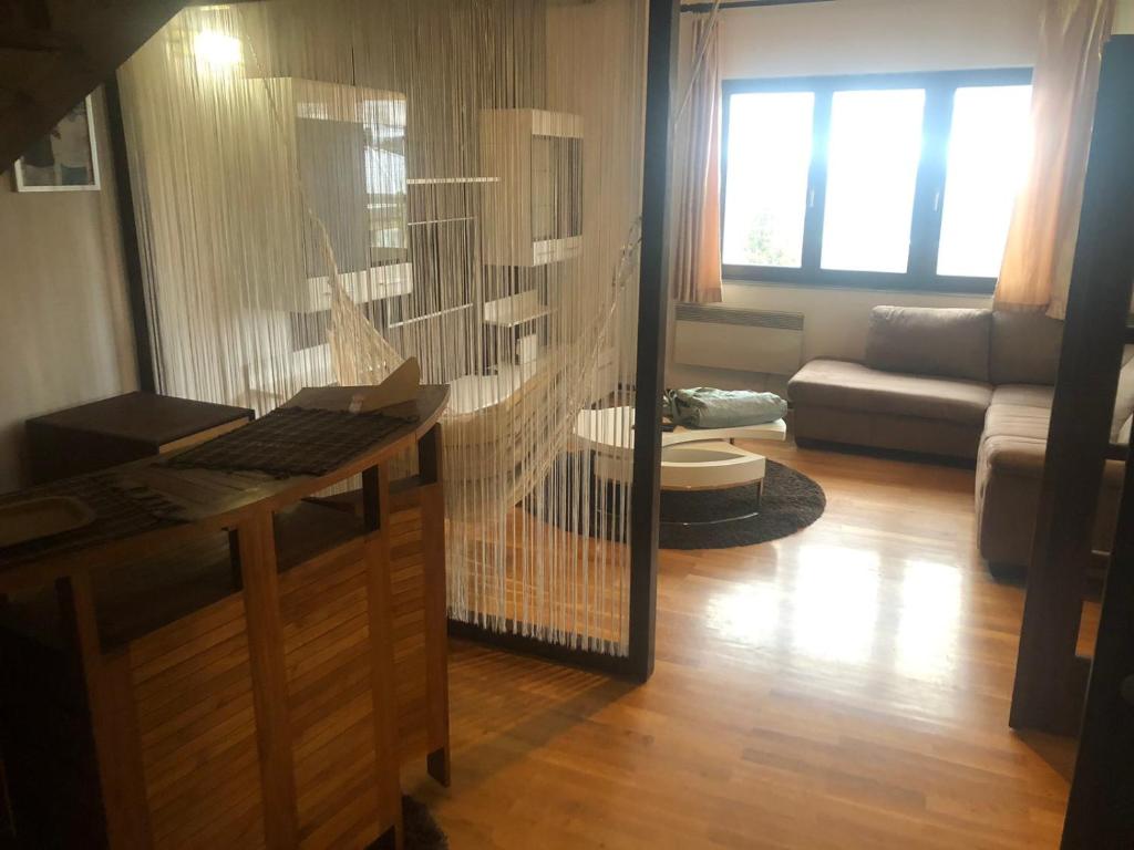 Nice & Calm Apartment, 150m2, up to 6 guests, separate Fenced yard with Free Parking