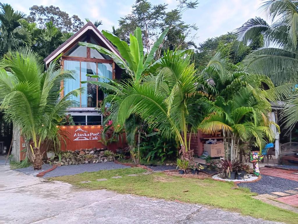 Alaska pool cafe&homestay2