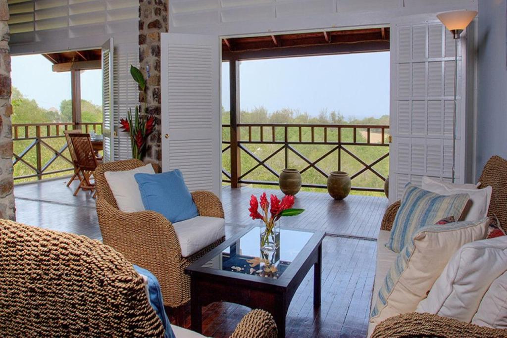 Bright & Beautiful 2 Bedroom Villa