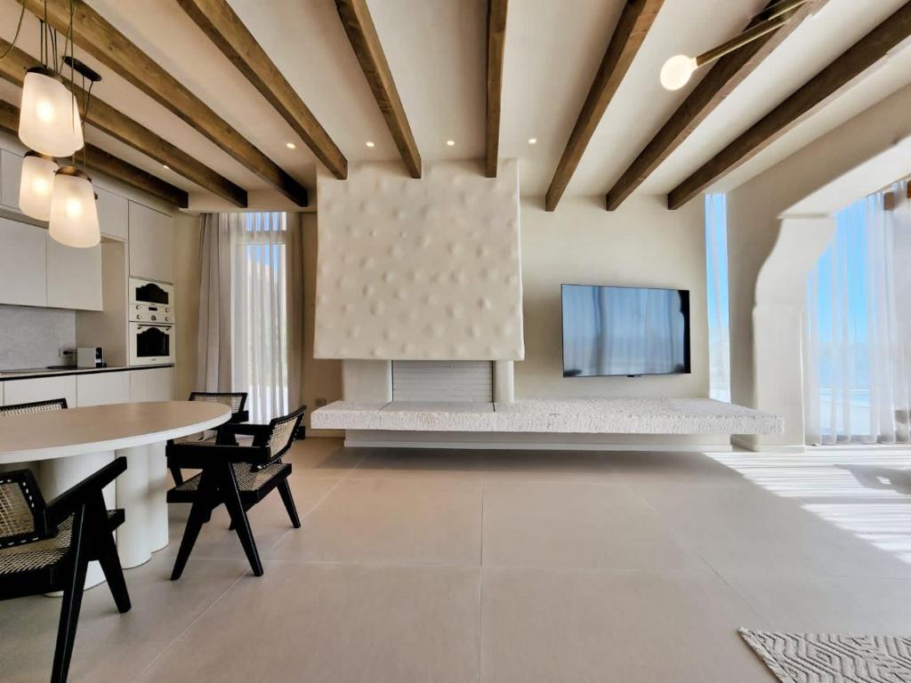 Del Mar Luxury 6 Bedroom Villa with Private Pool and Seafront photo 1