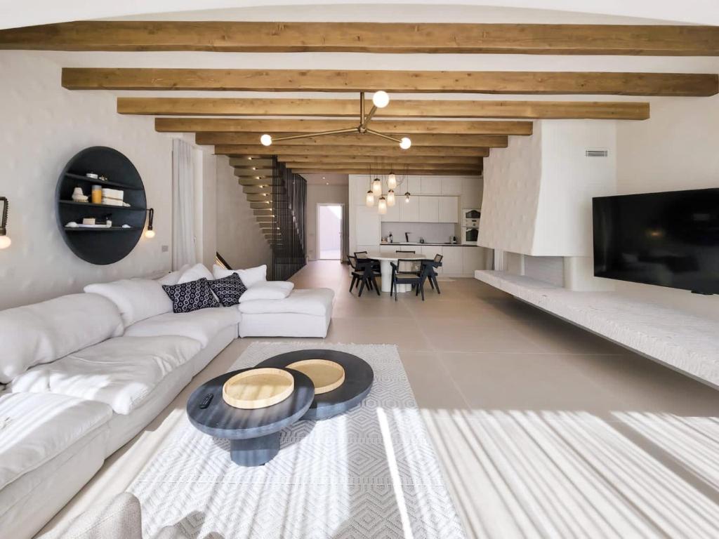 Del Mar Luxury 6 Bedroom Villa with Private Pool and Seafront photo 4