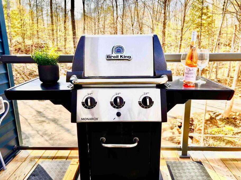 Lux Winter Getaway with Hot Tub, Sauna, EV charger photo 3