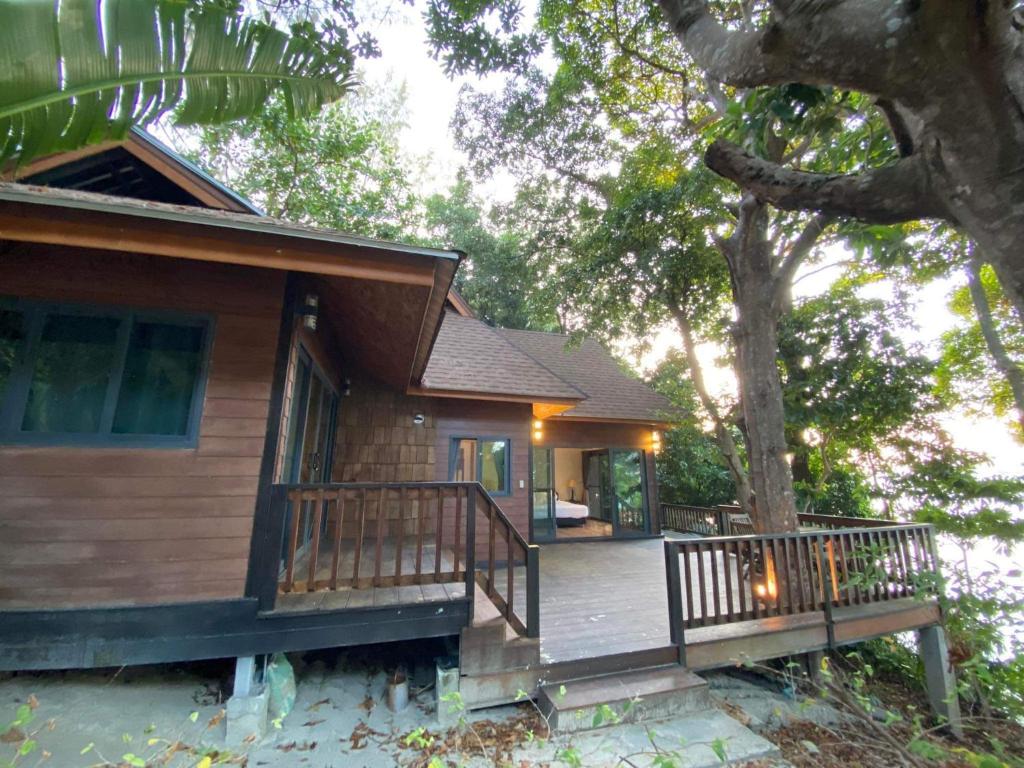 Cashewnut Cove, Sadao