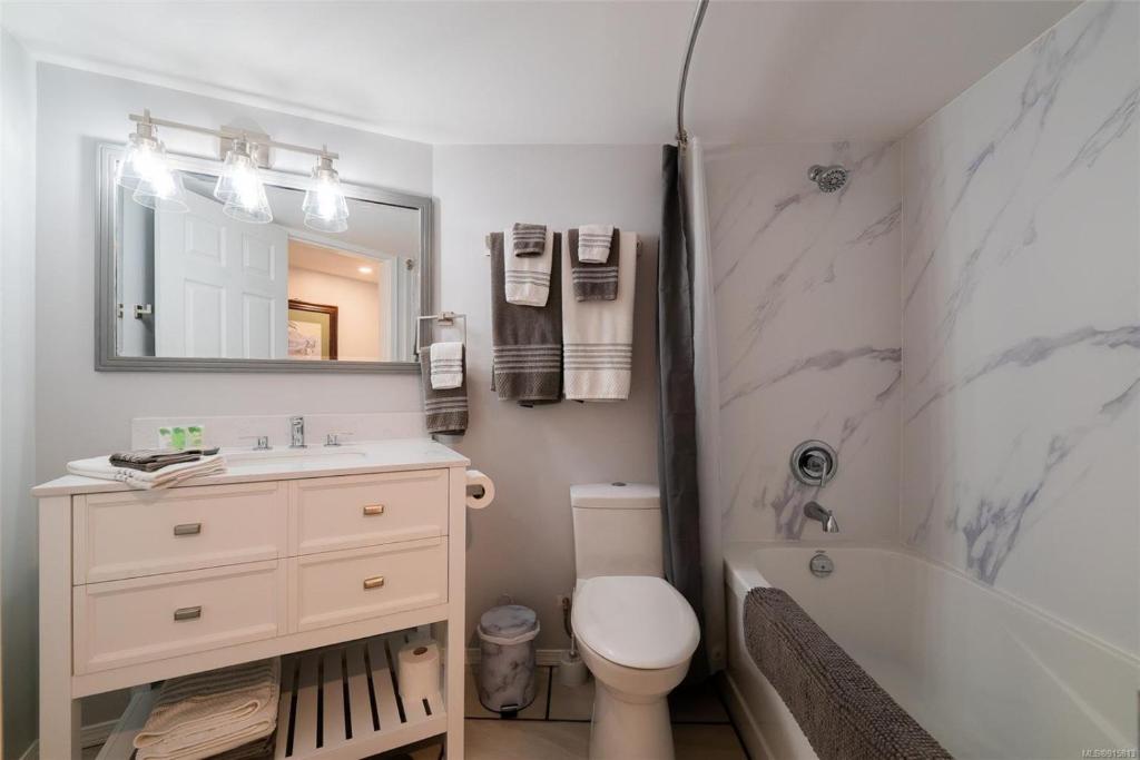 Trails End Beach house suite w/hot tub photo 2