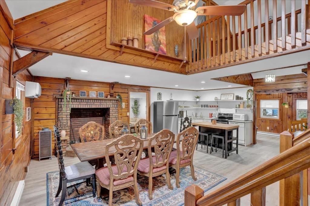 Log Cabin and Guest House Sleeps 21 2 Game Rooms
