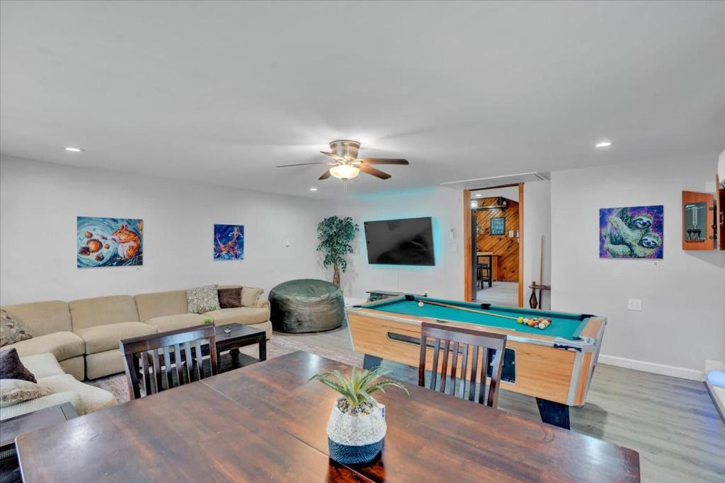 Log Cabin and Guest House Sleeps 21 2 Game Rooms photo 4