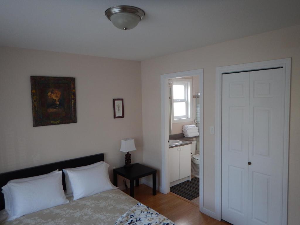 Clean Quiet Comfortable suite; Coquitlam Center photo 4