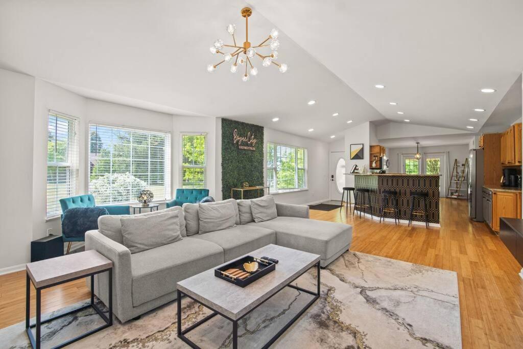 Delight: Bold & Bougie! Sleeps 12! Downtown Boyne