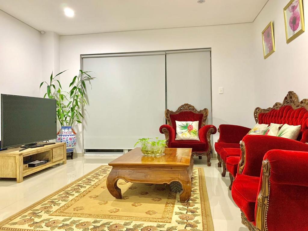 Bankstown 4 Br house close to Shopping & Station photo 1