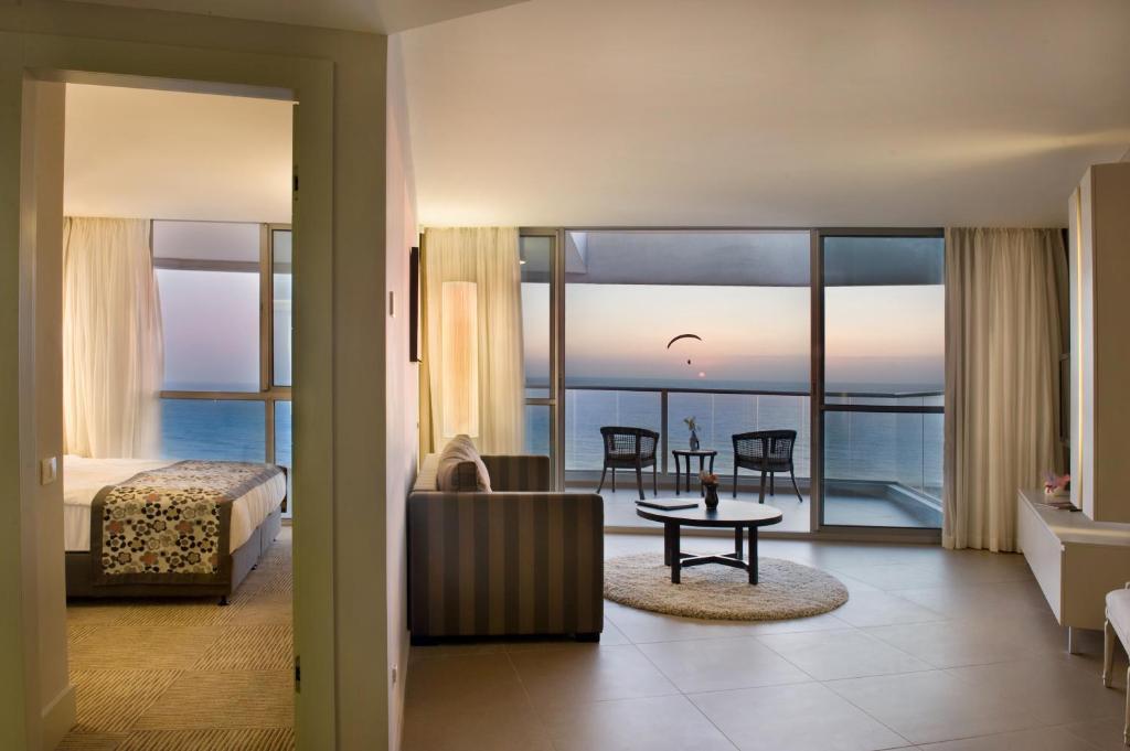 Ramada Hotel & Suites by Wyndham Netanya photo 2