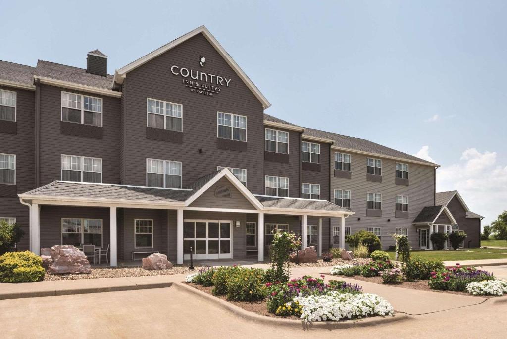 Country Inn & Suites by Radisson, Pella, IA photo 1