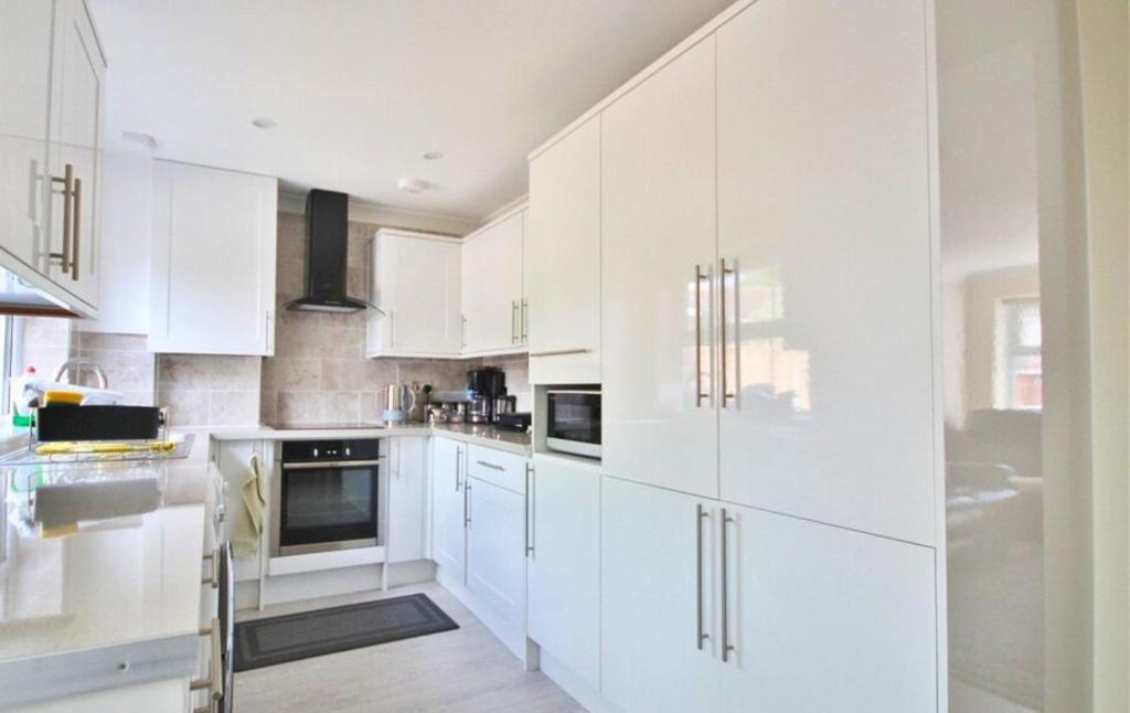 Addlestone Stylish Spacious Three Bedroom House