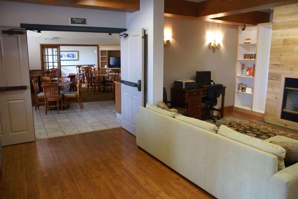 Country Inn & Suites by Radisson, Lansing, MI photo 4