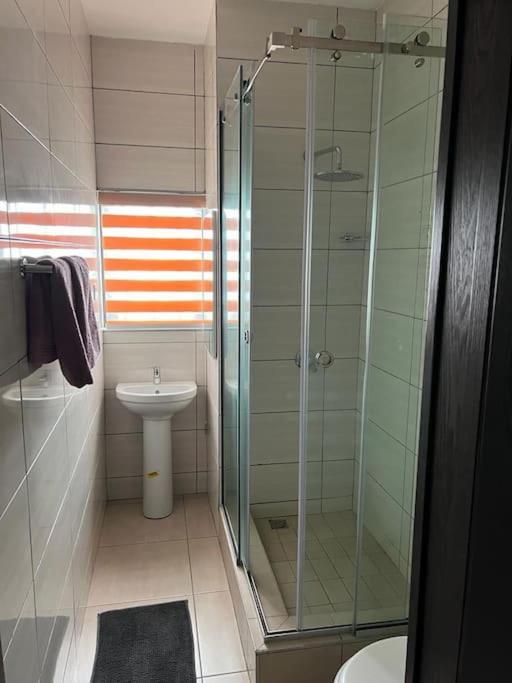 Luxe Living:4Bed, TV, Pool& WiFi photo 2