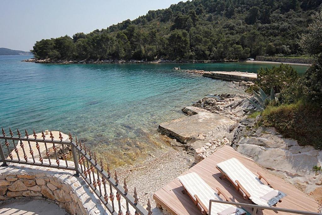 Villa Regalo on Hvar, beach front photo 1