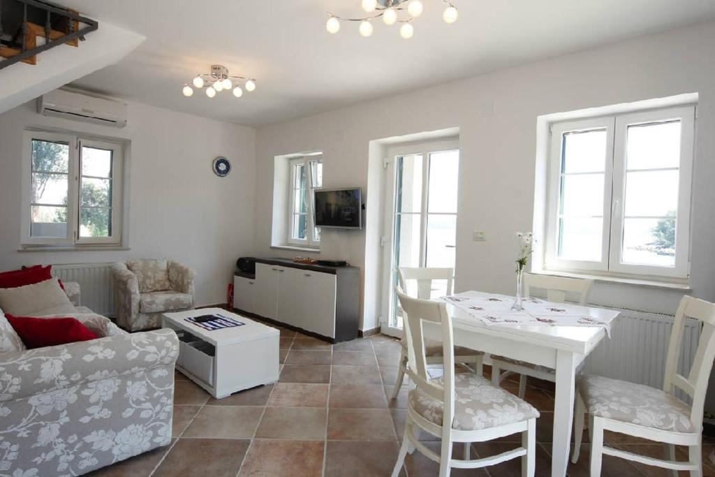 Villa Regalo on Hvar, beach front photo 3