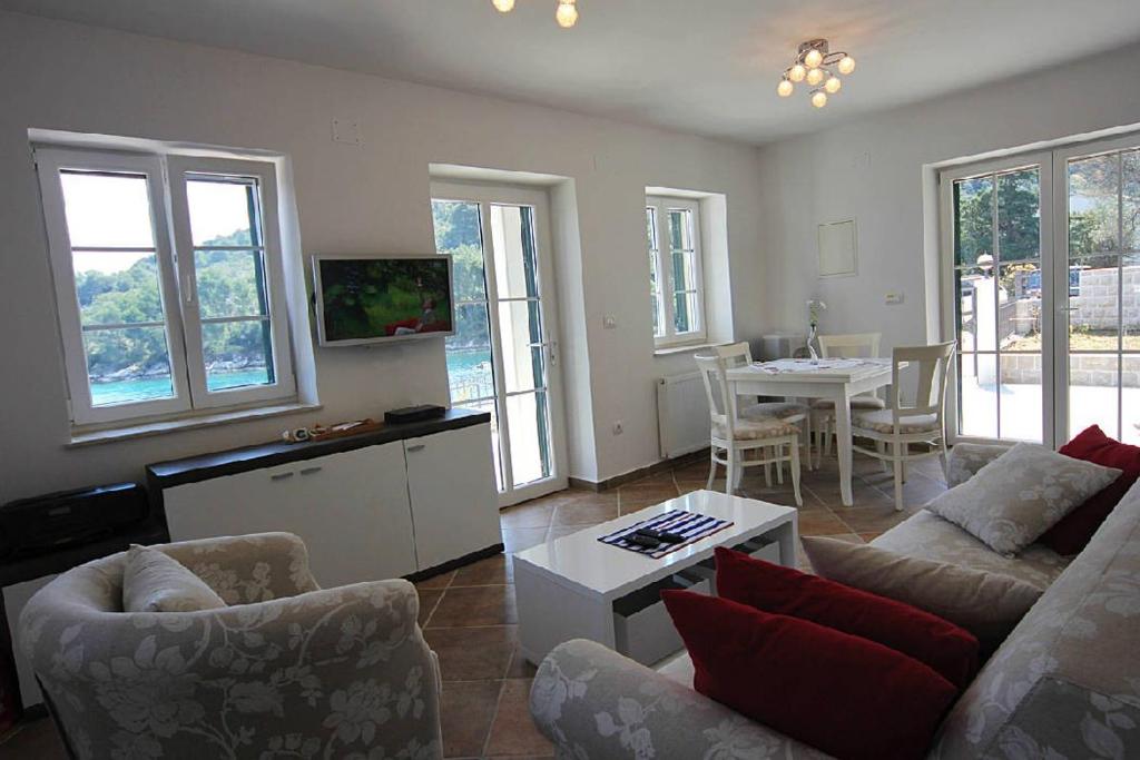 Villa Regalo on Hvar, beach front photo 4