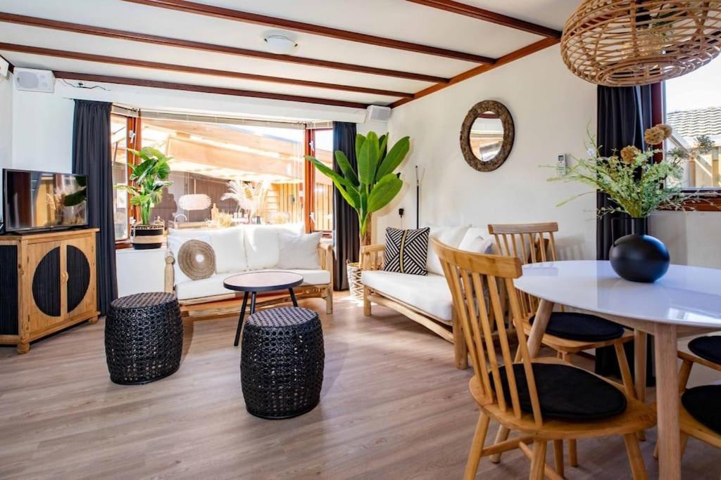 Cabana incl boat, jacuzzi,subboarts on a quiet park with private parking photo 2