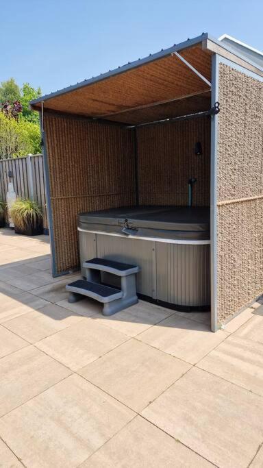 Cabana incl boat, jacuzzi,subboarts on a quiet park with private parking photo 3