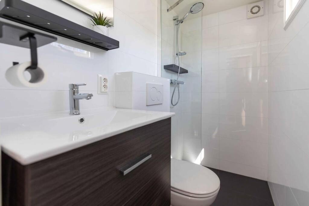 Cabana incl boat, jacuzzi,subboarts on a quiet park with private parking photo 4