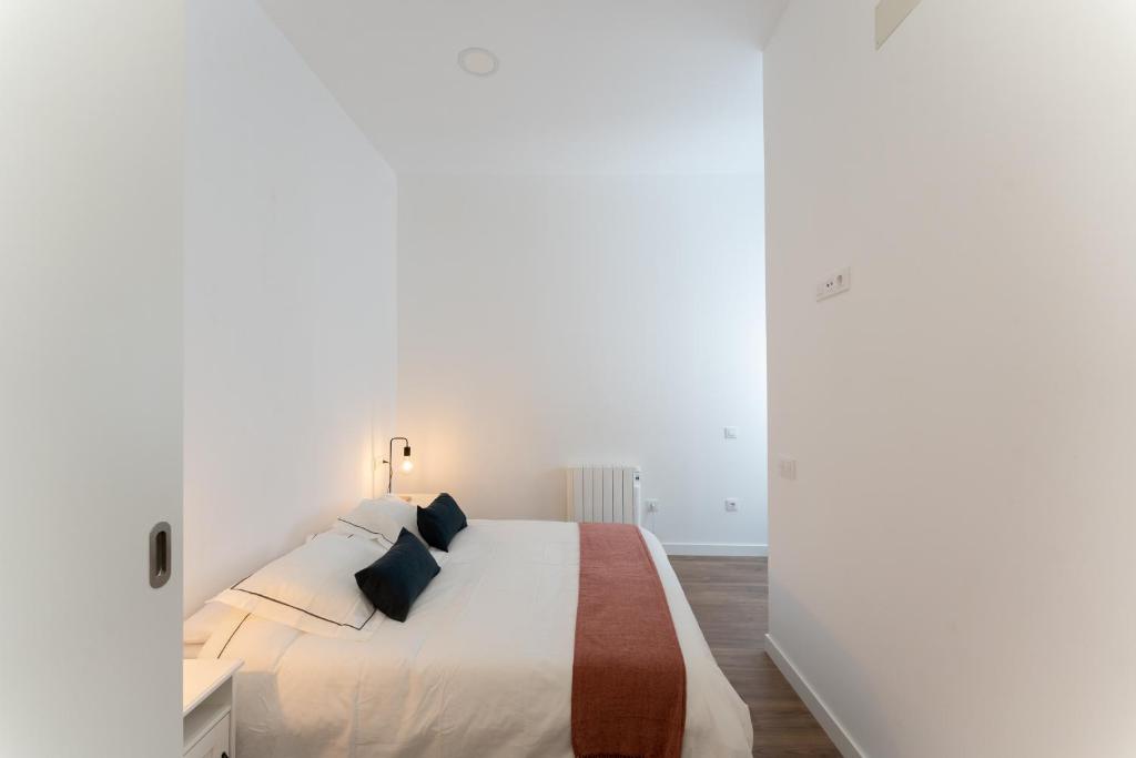 Luxe Apartment Madrid North - Tap to explore photos
