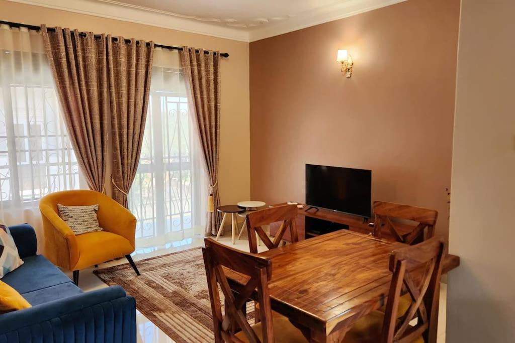 Sanz Cozy Stay; Butenga Estate, Kira.