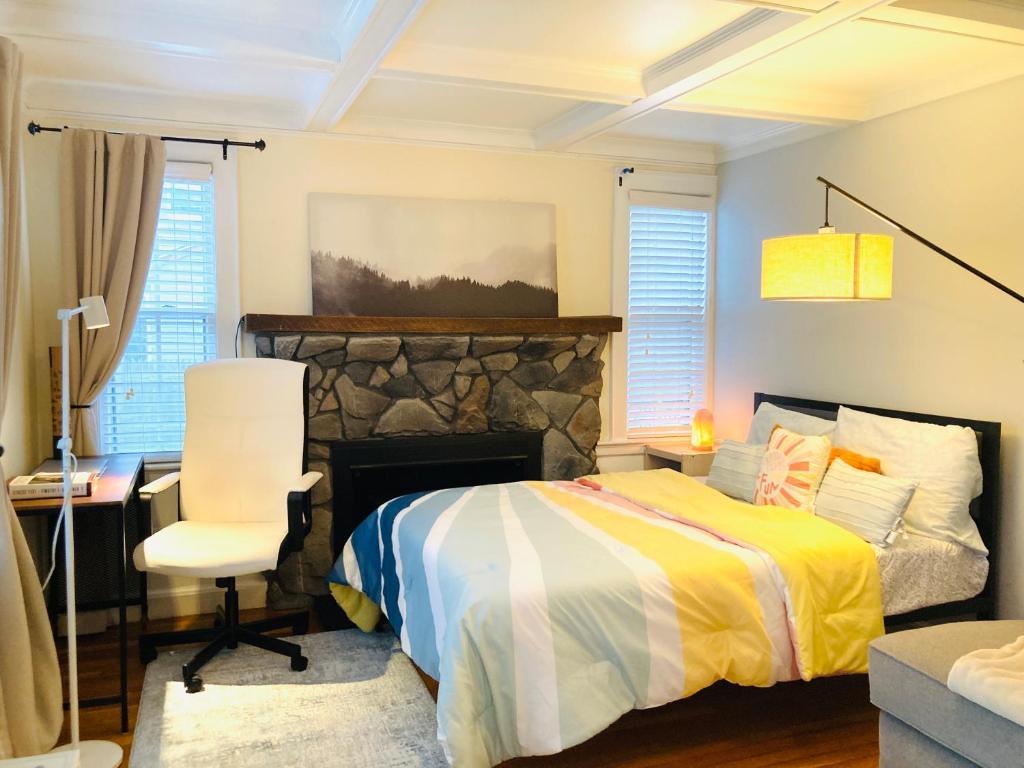 Private Bedroom with Furnished Everything in a House at Framingham center photo 4