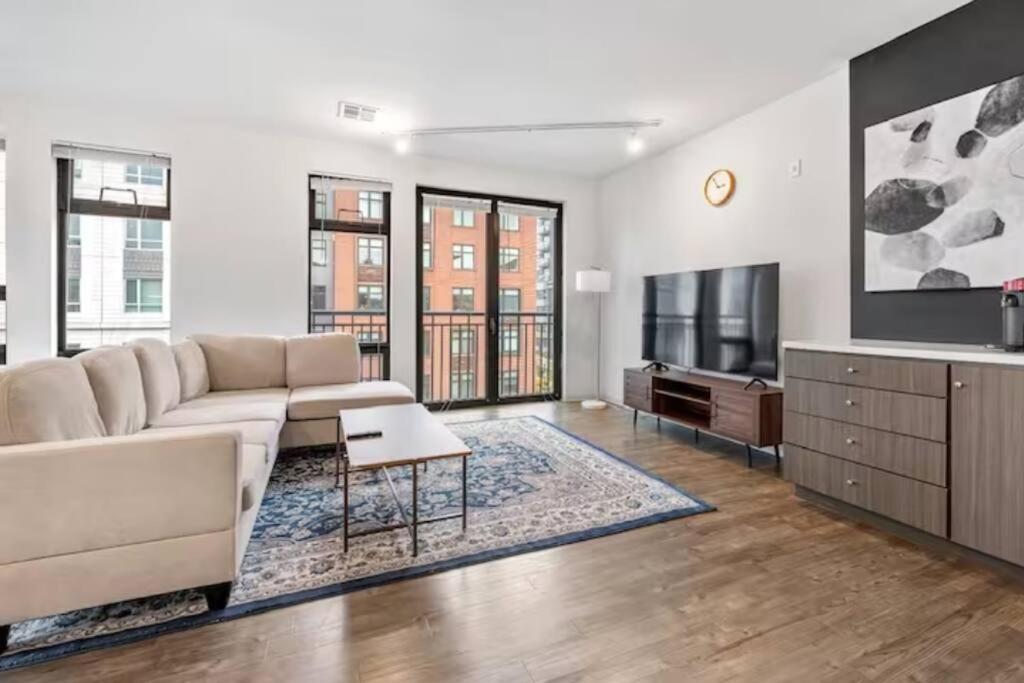 Corner lovely 2 bedroom at the Heart of assembly