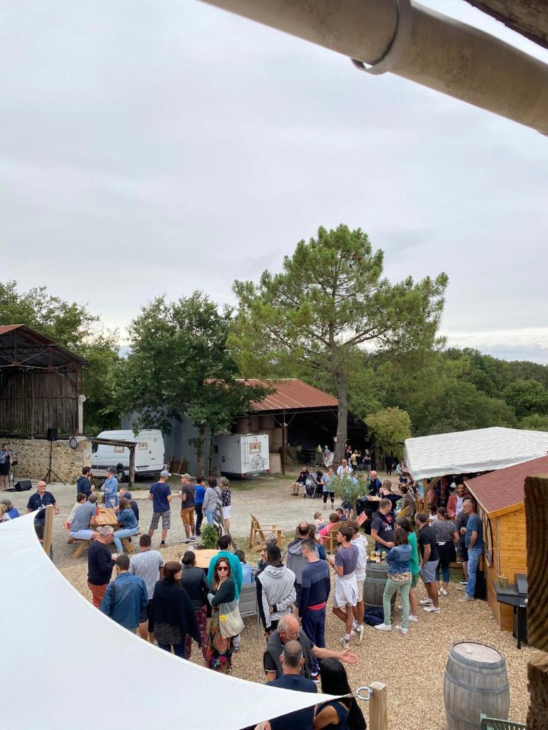 TENTE AU PLUS PROCHE DES ÂNES photo 1