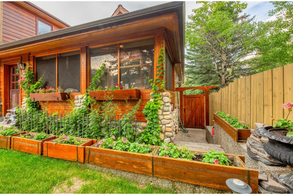 B&B on Mountain Lane - Private Suite & Hot Tub photo 4