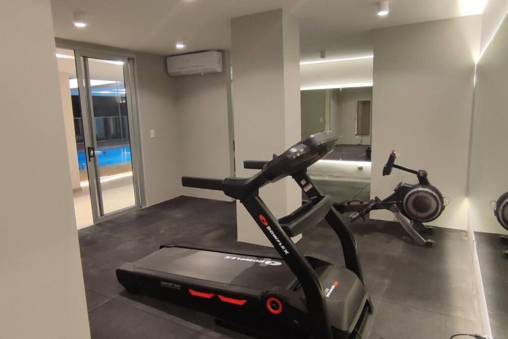 APARTAMENTO EN EQUIPETROL, CON CINE - PISCINA - GYM y PARQUEO GRATUITO. Proximo a Los Tajibos, Ventura Mall, y Supermercados photo 2
