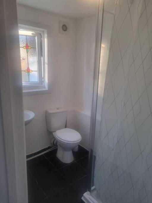 Spacious Studio Flat photo 2