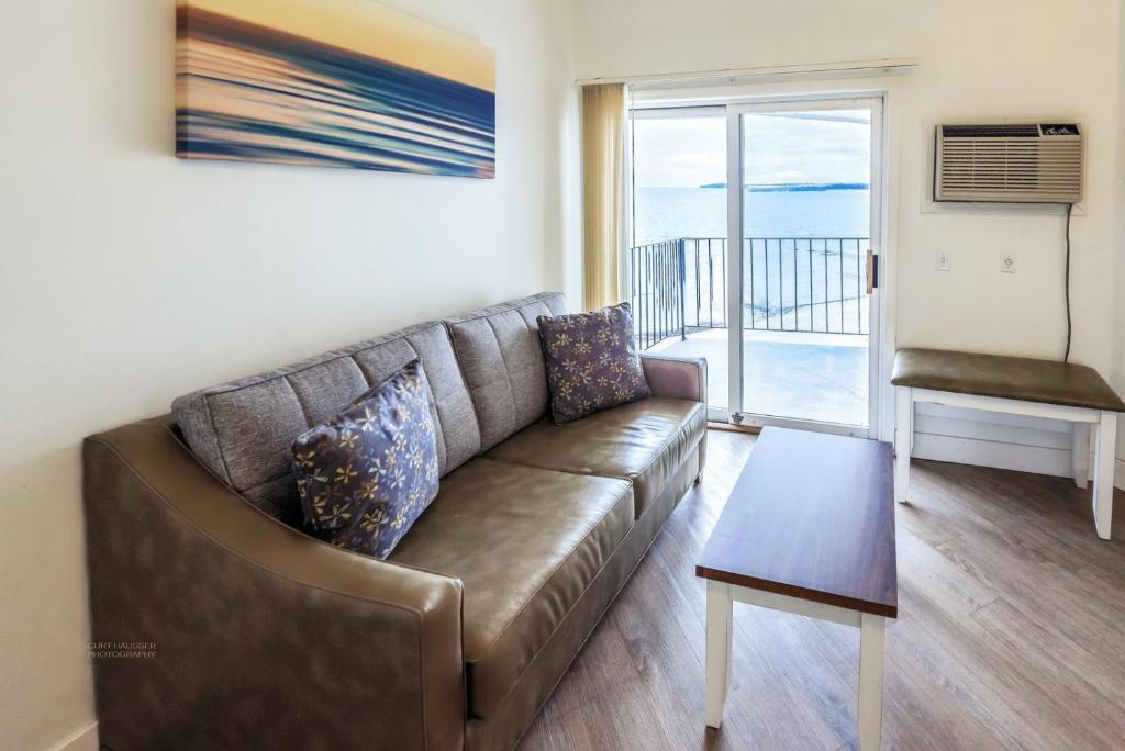 Pointes North Beachfront Resort Hotel photo 1