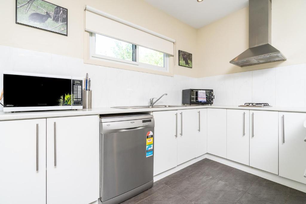 Grif14 Serene 2BR House near the heart of Kingston photo 2