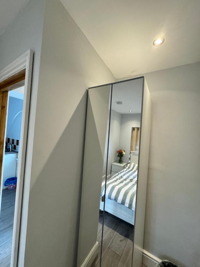 1 bed with kitchenette and bathroom - Tap to explore photos