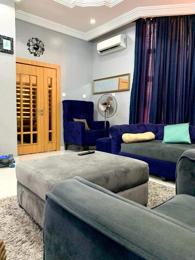 Cozy 3BDR Duplex - Wi-Fi, DSTV, Netflix, Kitchen, Freezer, Exercise Bike, Washing Machine photo 1