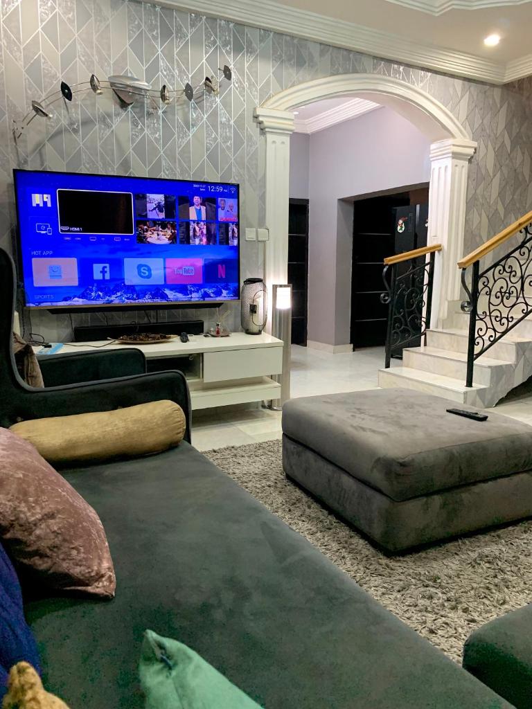 Cozy 3BDR Duplex - Wi-Fi, DSTV, Netflix, Kitchen, Freezer, Exercise Bike, Washing Machine photo 2