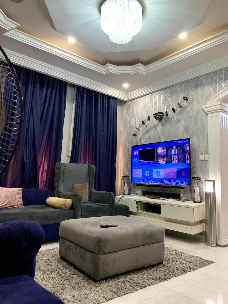 Cozy 3BDR Duplex - Wi-Fi, DSTV, Netflix, Kitchen, Freezer, Exercise Bike, Washing Machine photo 3